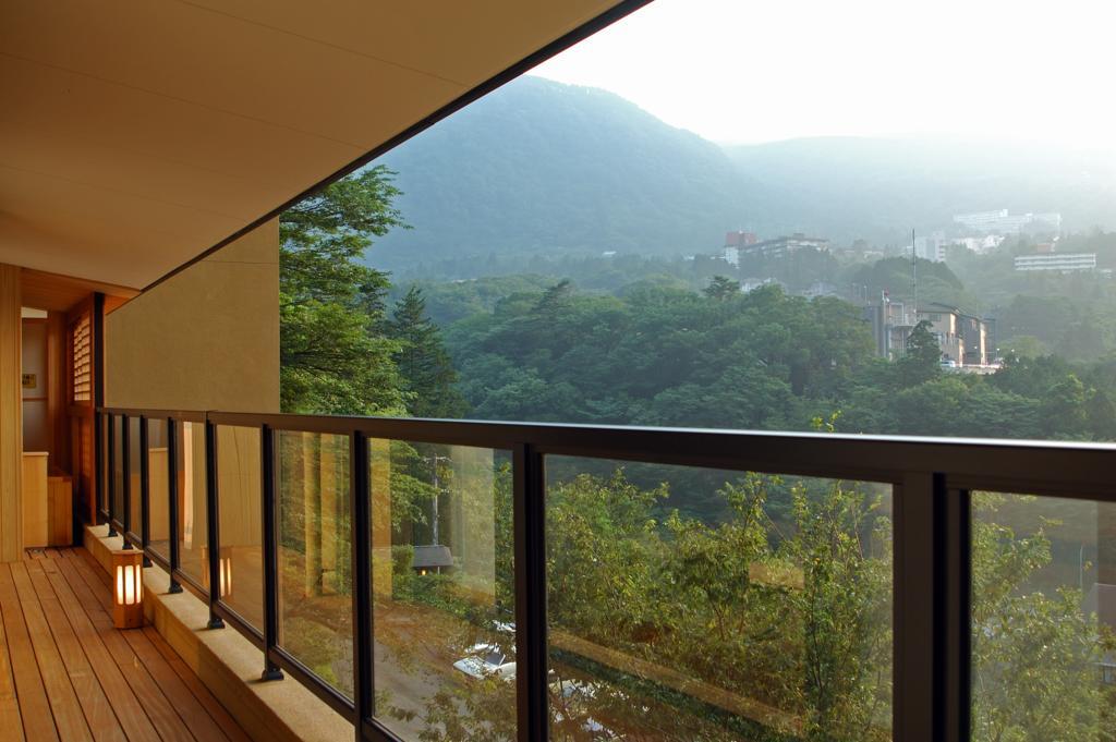 Hakone Tokinoshizuku Hotel Eksteriør billede A glass balustrade